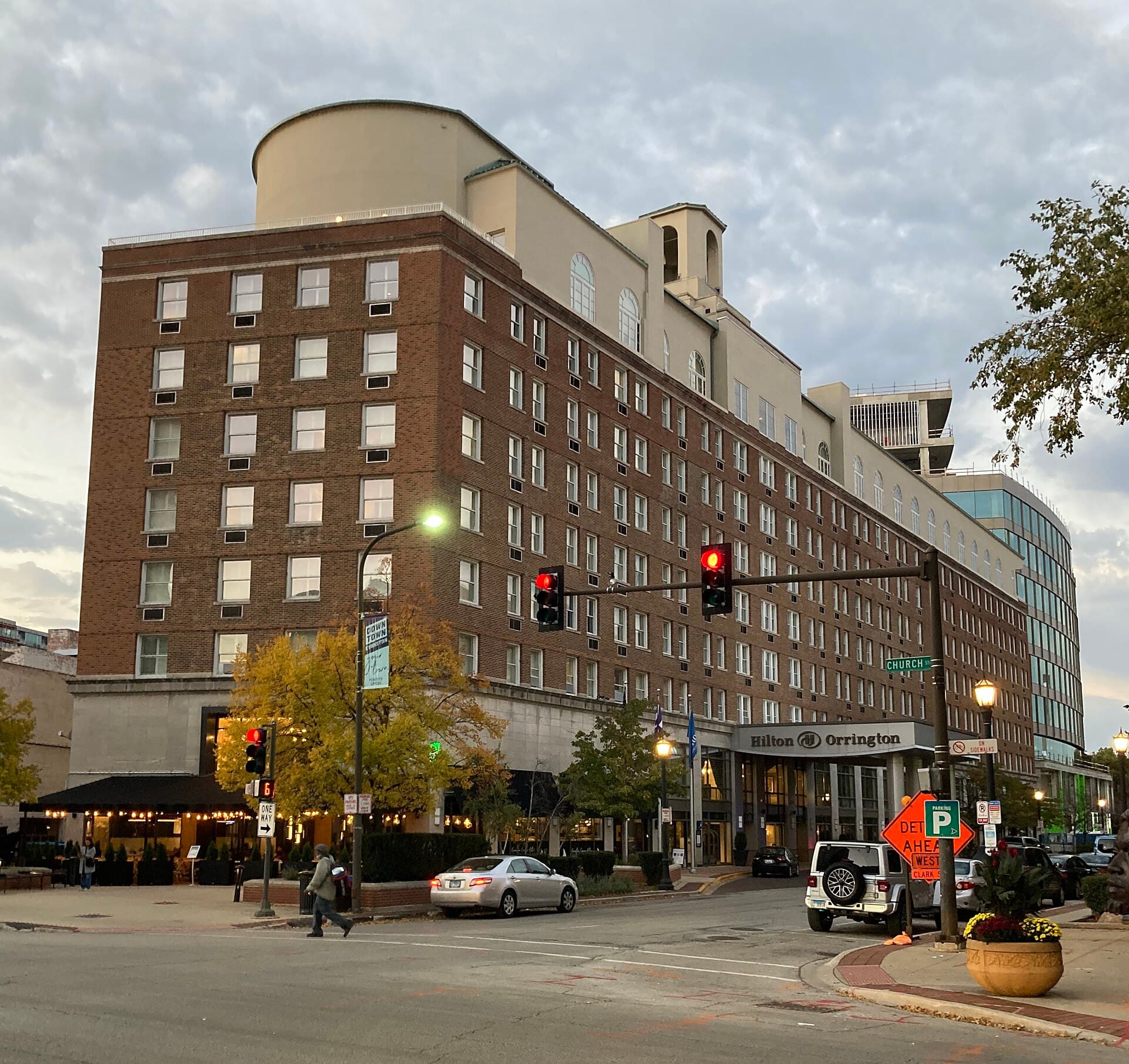 Hilton Orrington/Evanston (via Wikimedia Commons, CC BY 4.0)