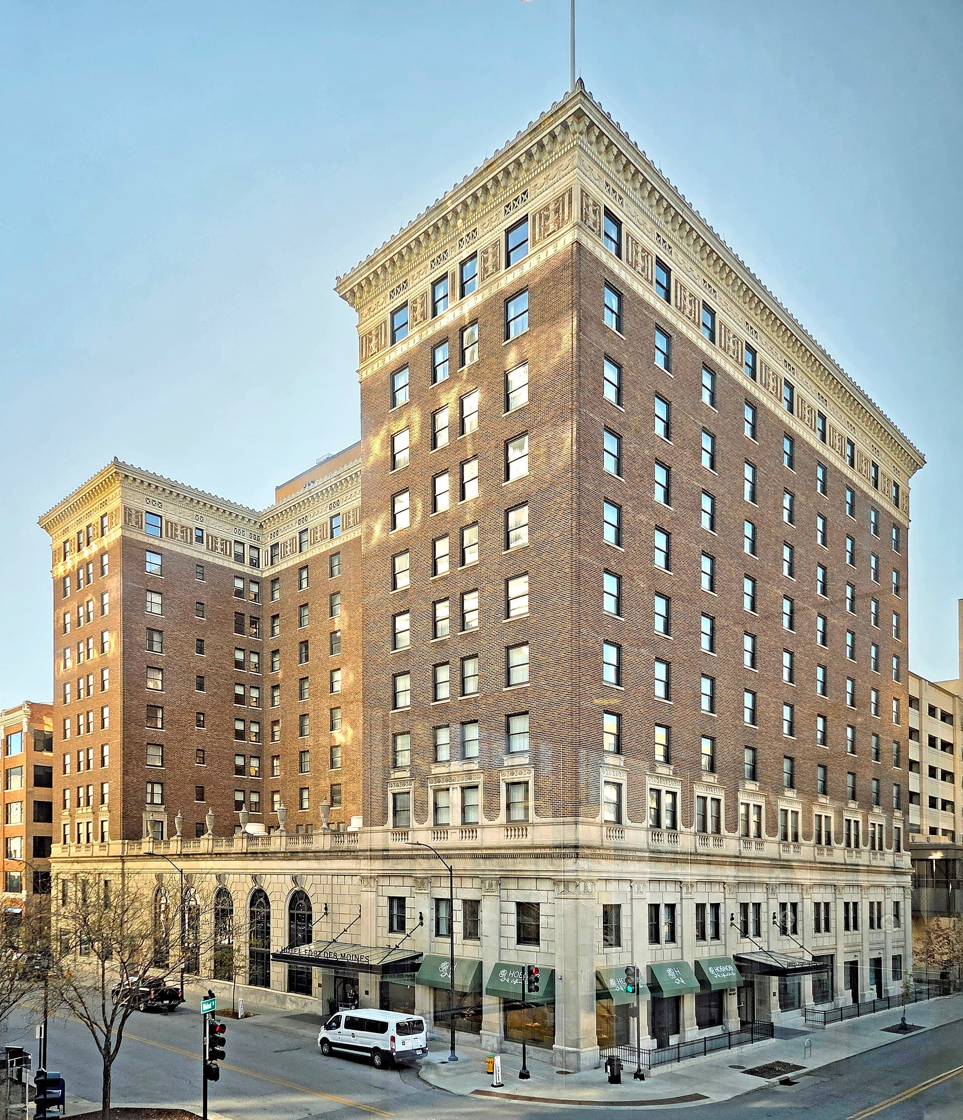Hotel Fort Des Moines (via Wikimedia Commons, CC BY 4.0)