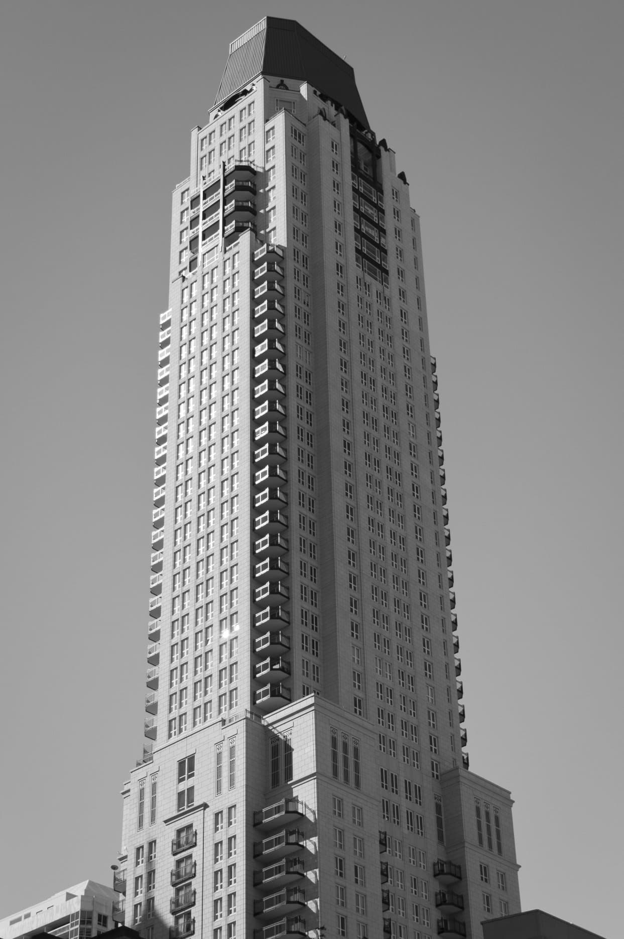 Waldorf Astoria Chicago (via Wikimedia Commons, CC BY 2.0)