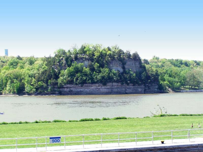 Starved Rock Lodge (via Wikimedia Commons, CC BY-SA 3.0)