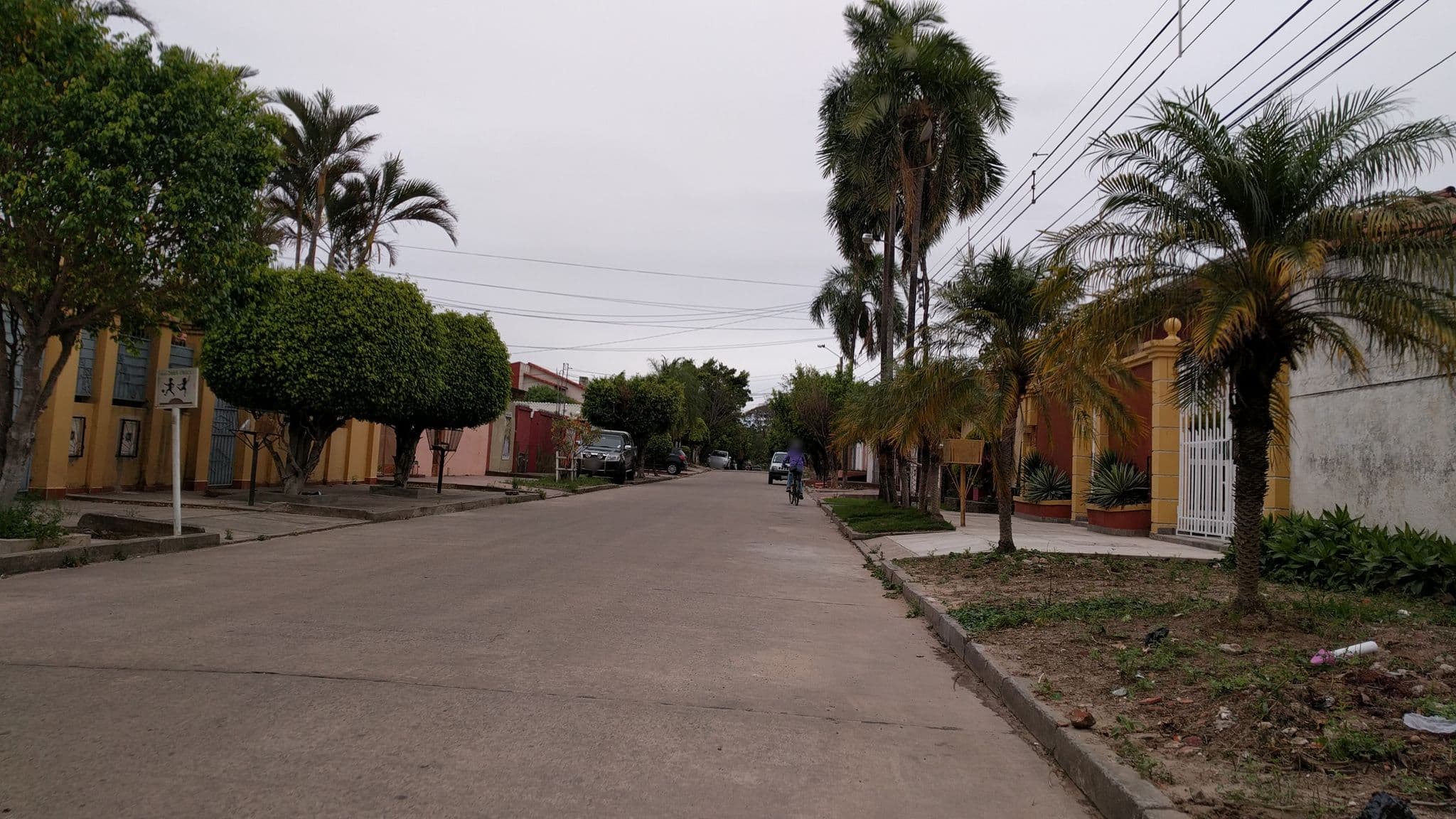 Street view near EDIFICIO PONCE DE LEON 1, Santa Cruz de la Sierra