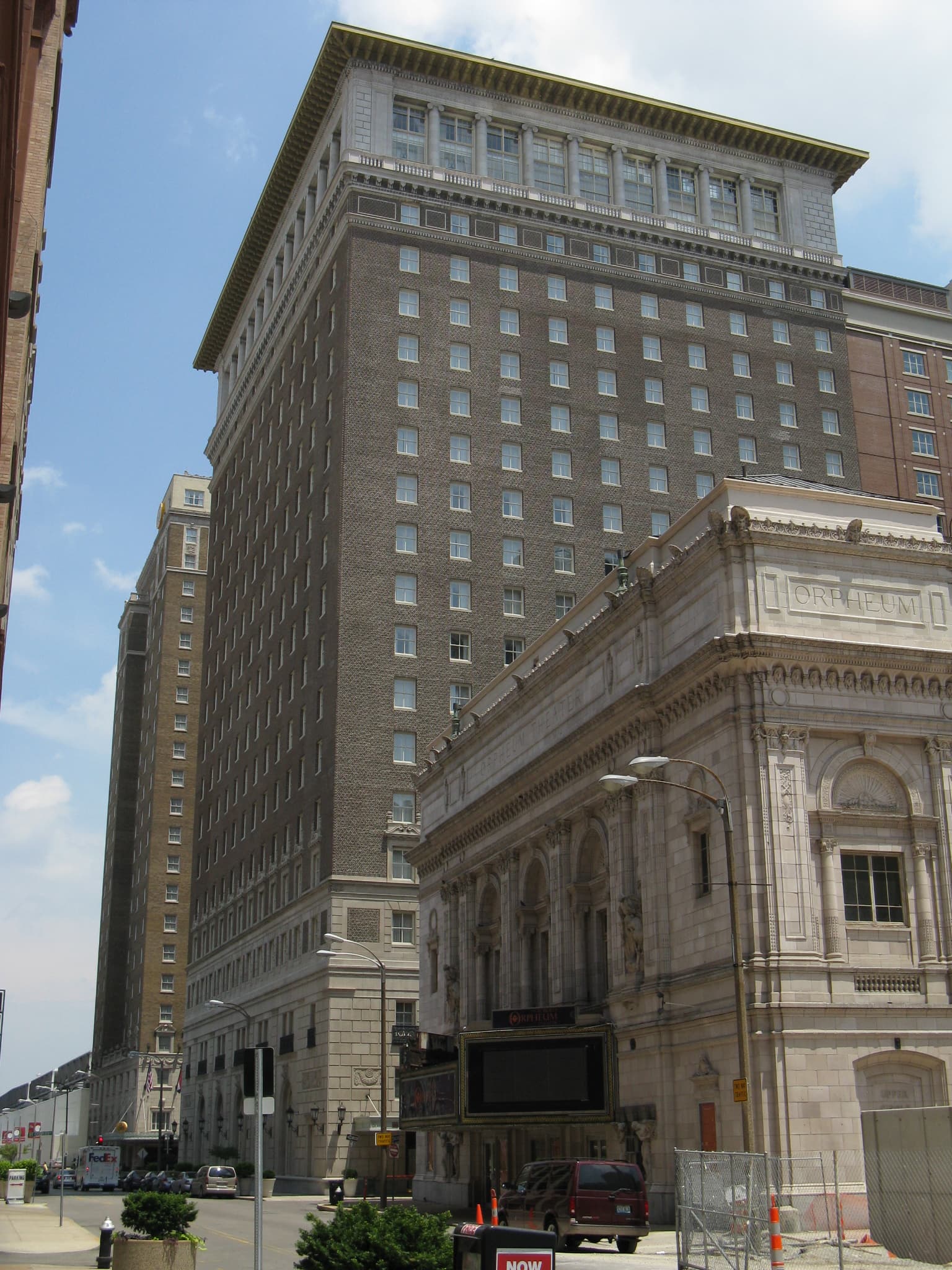 Marriott St. Louis Grand (via Wikimedia Commons, CC BY-SA 3.0)