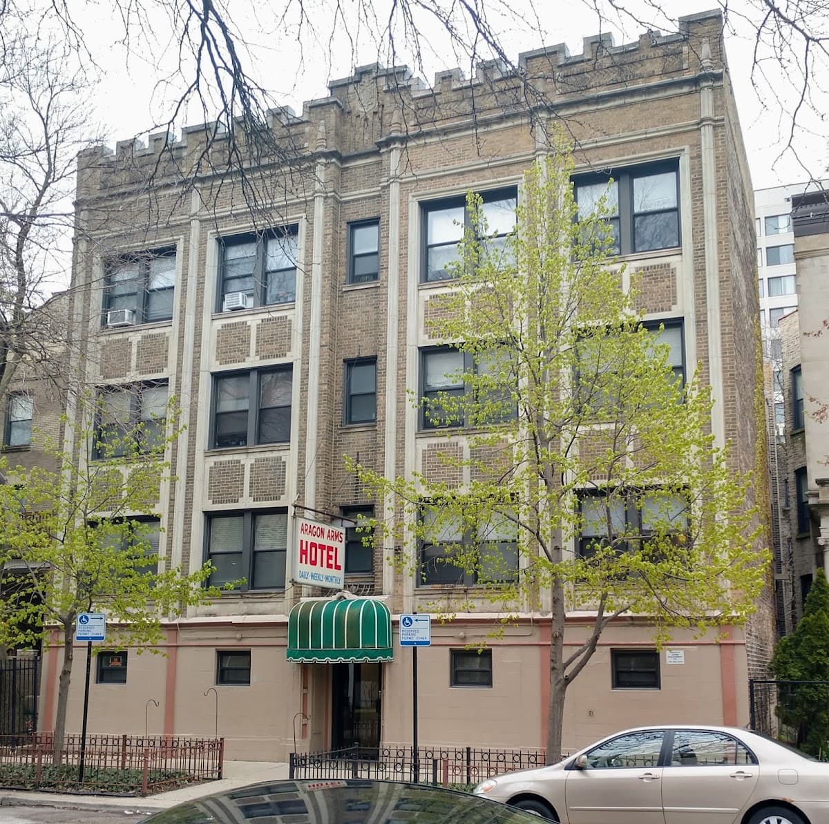 Aragon Arms Hotel, Hotel in Uptown