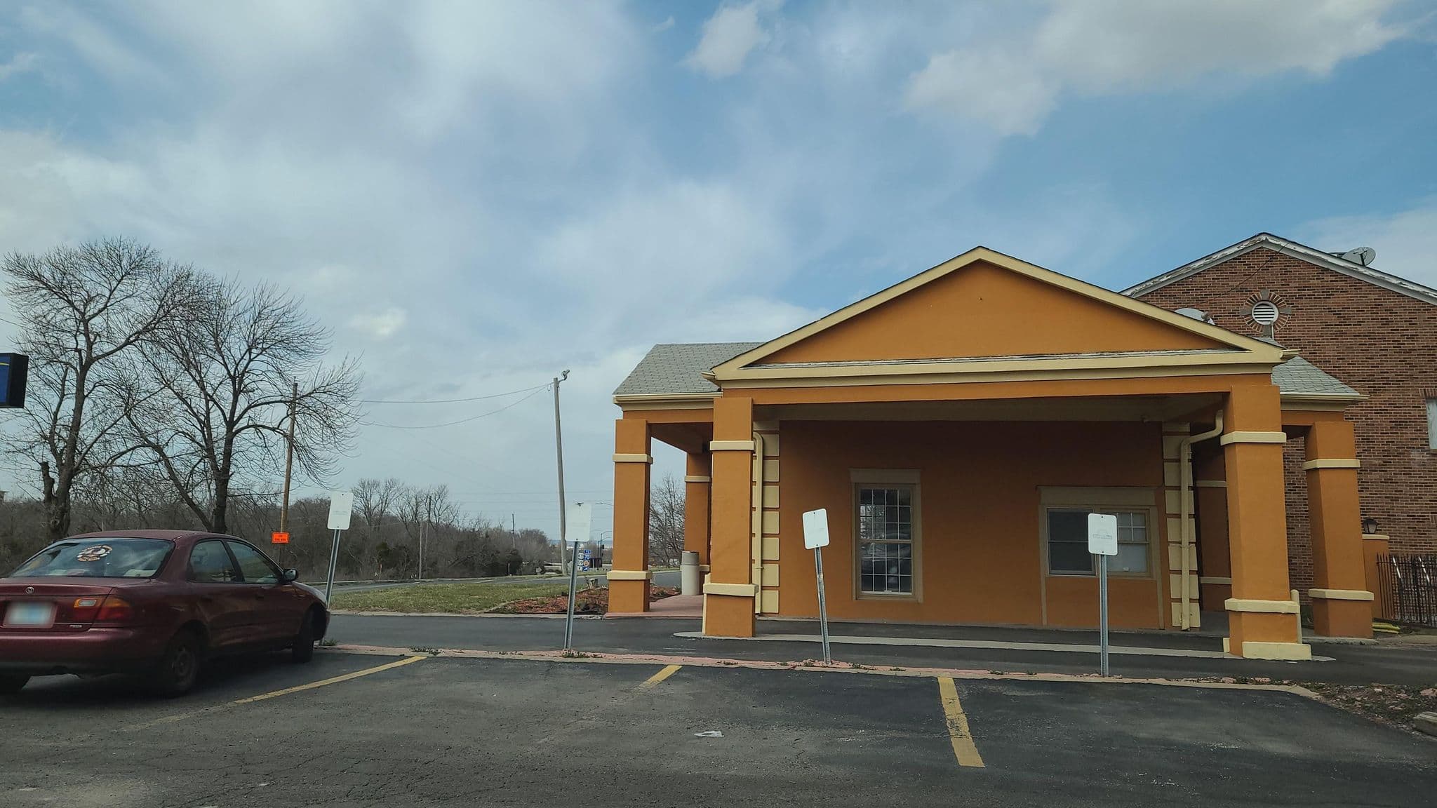 Street view near Days Inn, Lawrence — © kgonterwitz21 (CC BY-SA · Mapillary)