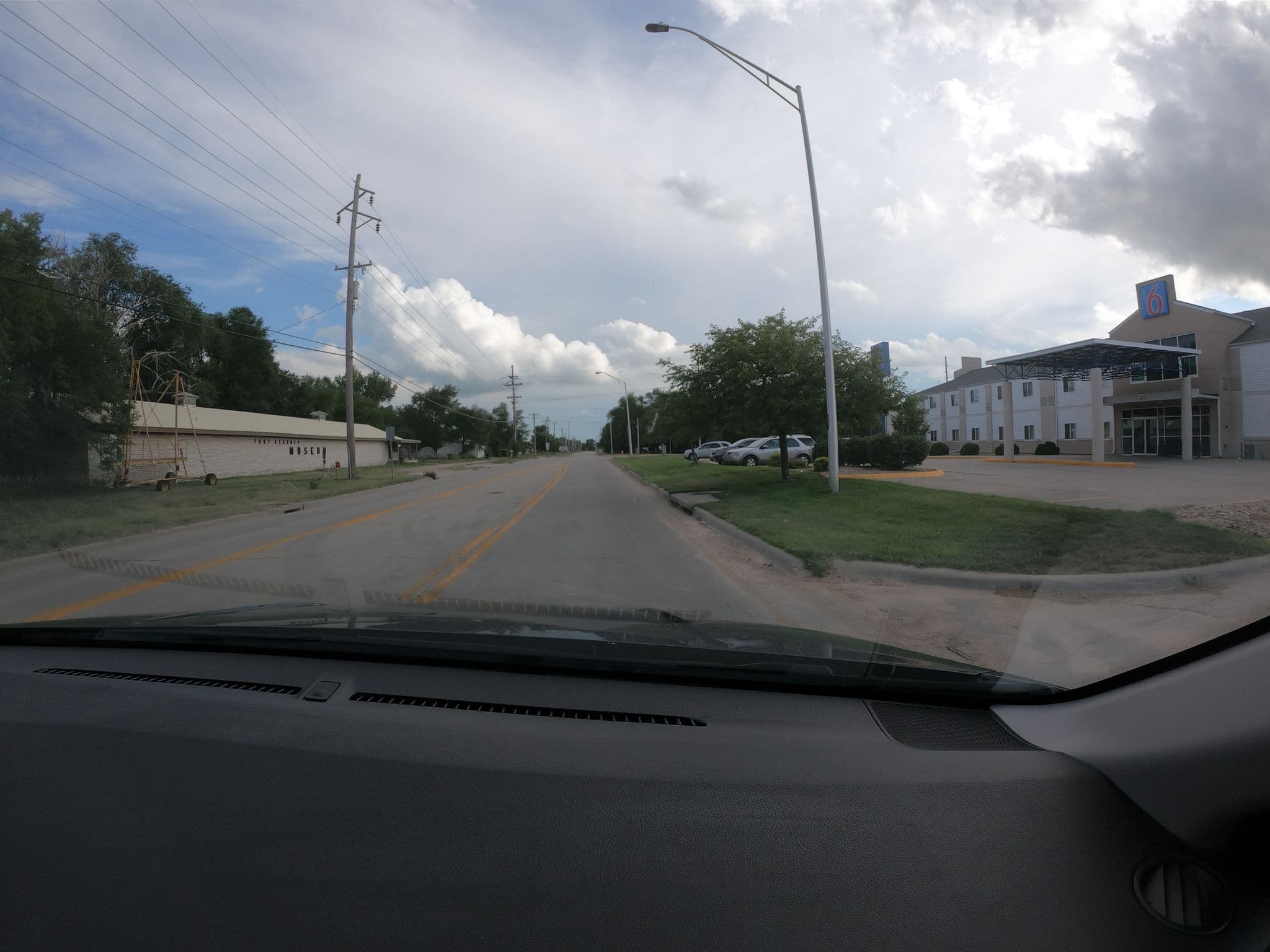 Street view near Motel 6, Kearney — © toebee (CC BY-SA · Mapillary)