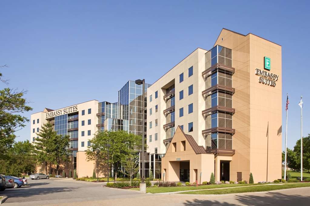 Embassy Suites by Hilton St. Louis Airport, Hotel in Saint Ann