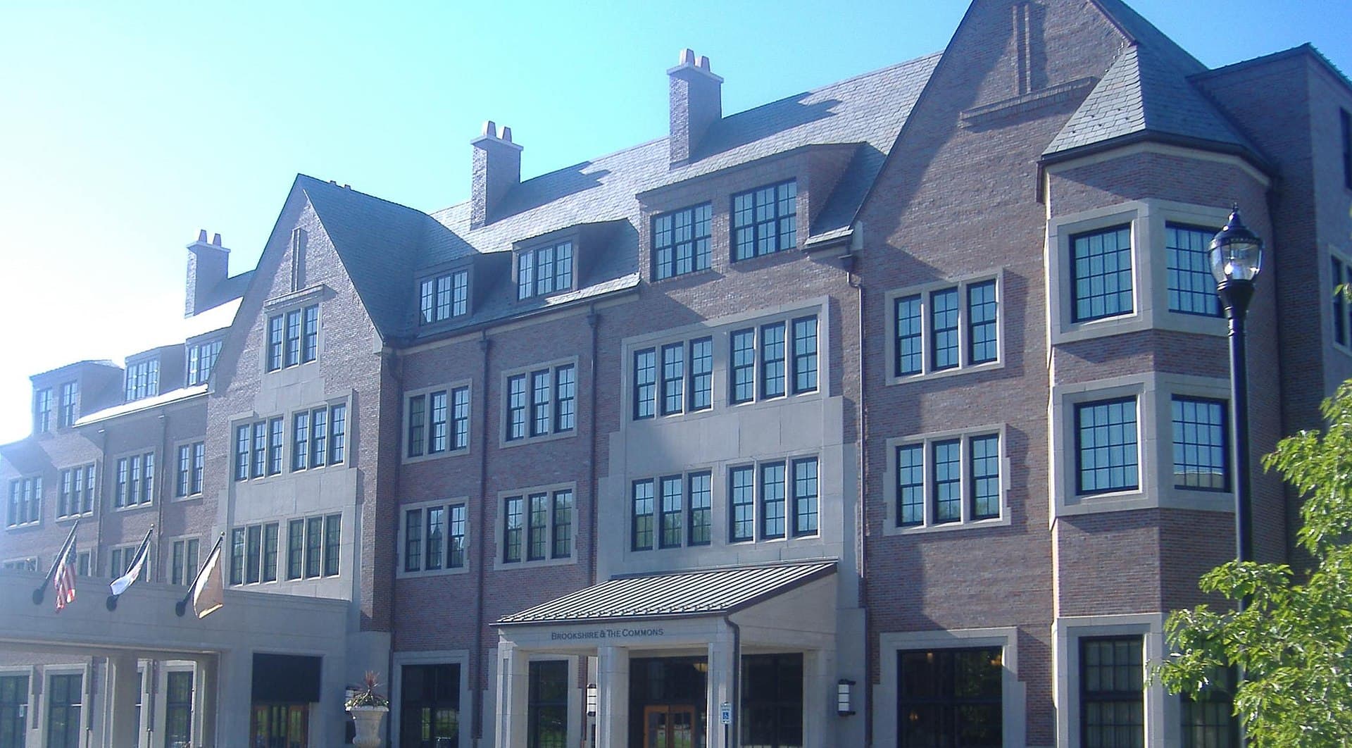 Royal Park Hotel (via Wikimedia Commons, Public domain)