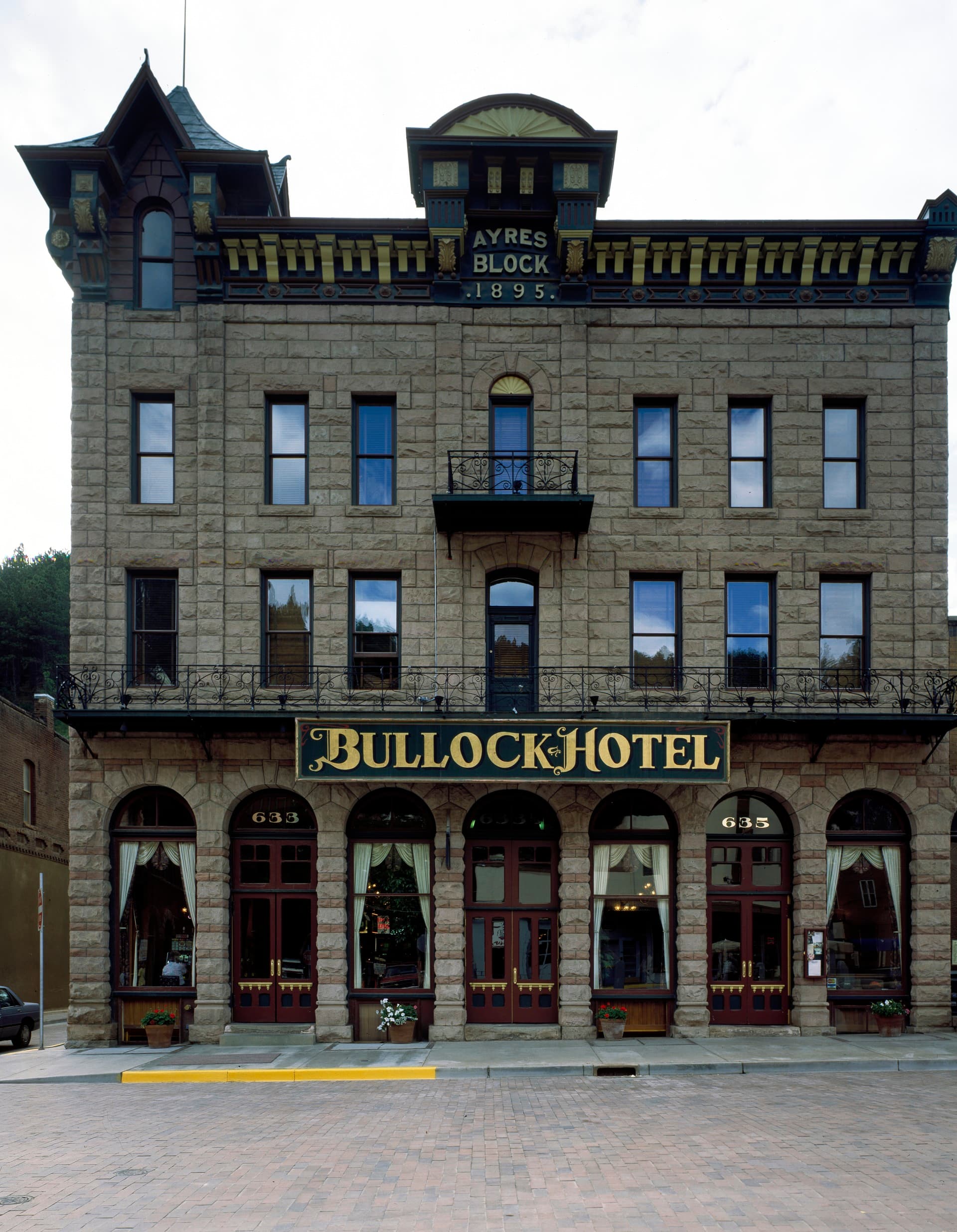 Bullock Hotel (via Wikimedia Commons, Public domain)