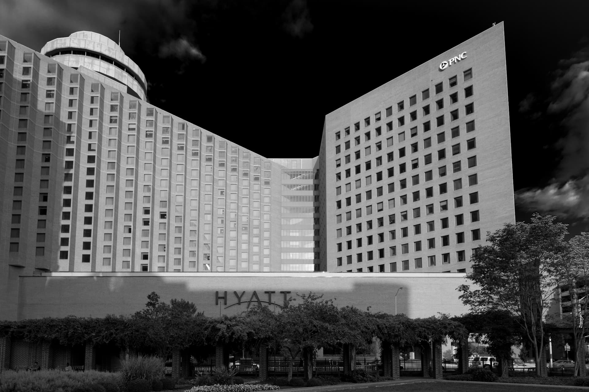 Hyatt Regency Indianapolis (via Wikimedia Commons, CC BY-SA 2.0)