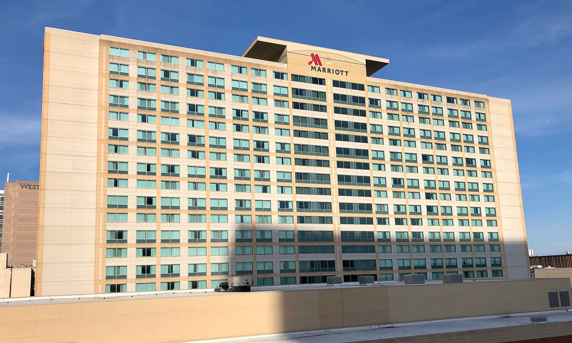 Marriott Indianapolis Downtown (via Wikimedia Commons, CC BY-SA 4.0)
