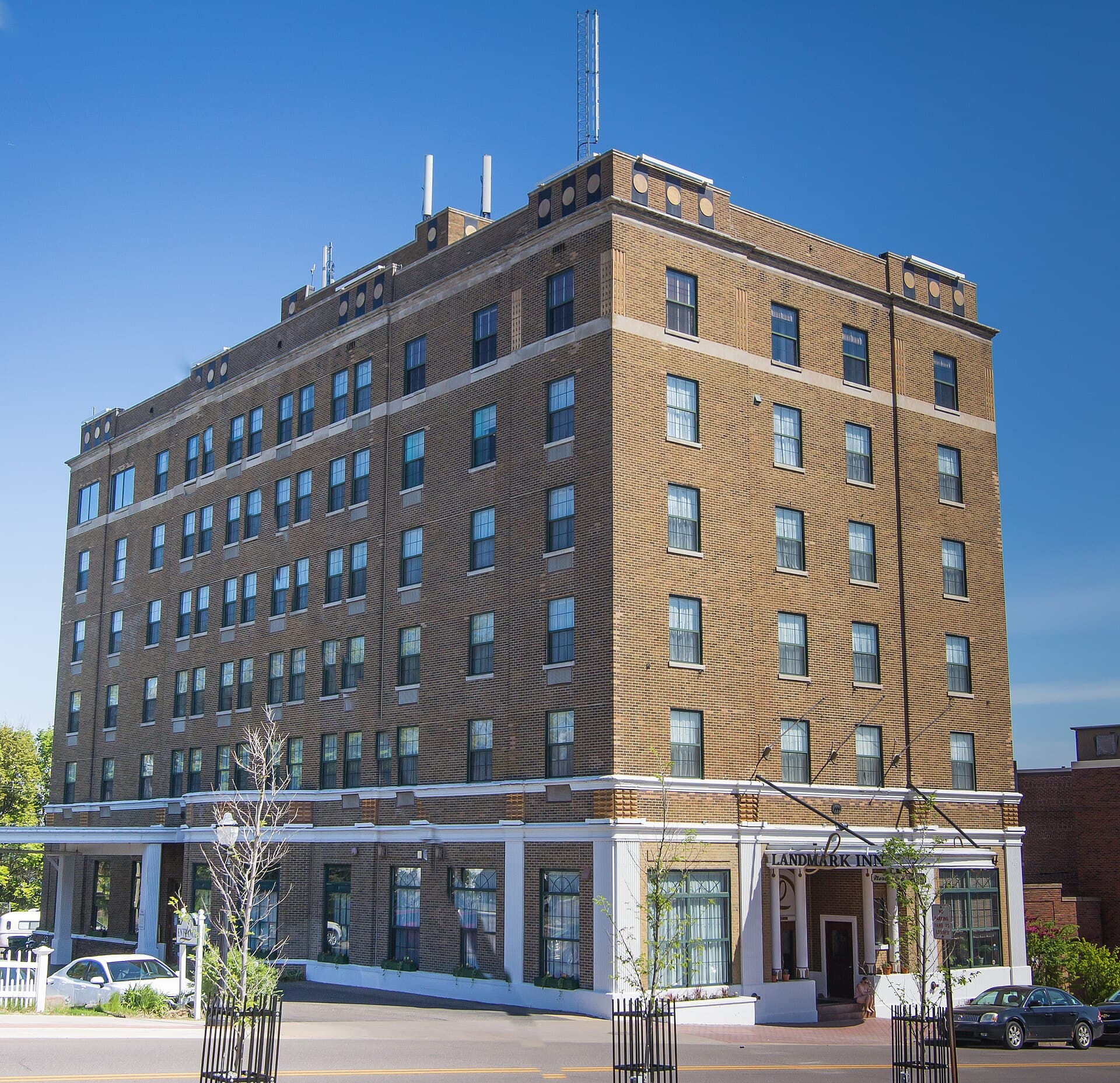 Landmark Inn (via Wikimedia Commons, CC BY-SA 4.0)