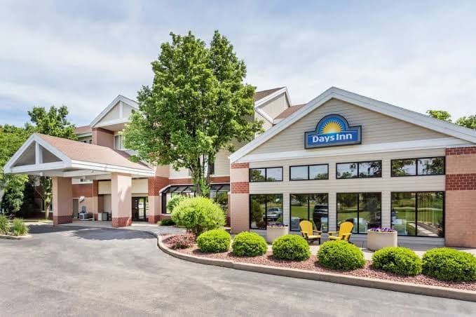 Days Inn & Suites by Wyndham Madison, Hotel in Monona