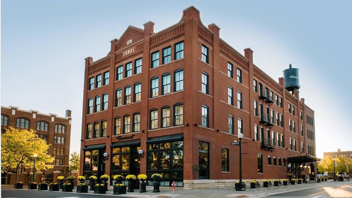 Charmant Hotel, Hotel in La Crosse