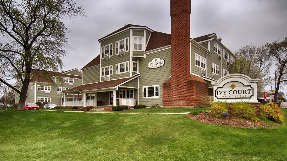 Ivy Court Inn & Suites, Hotel in Notre Dame