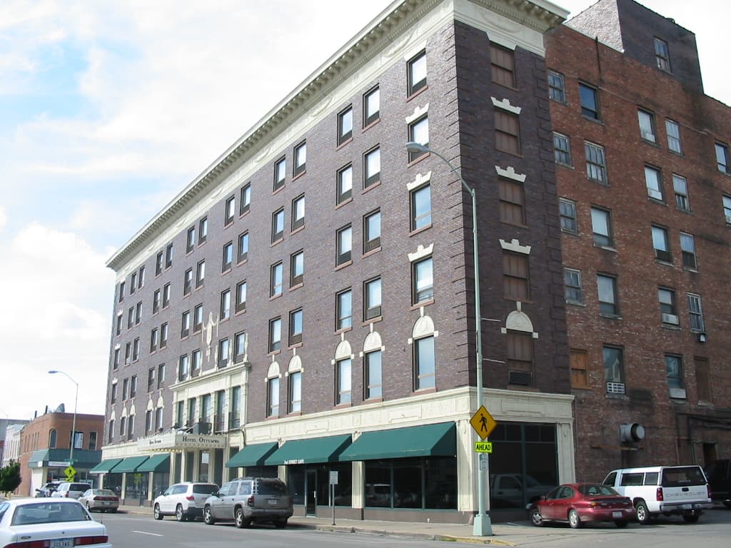 Hotel Ottumwa (via Wikimedia Commons, CC BY-SA 3.0)