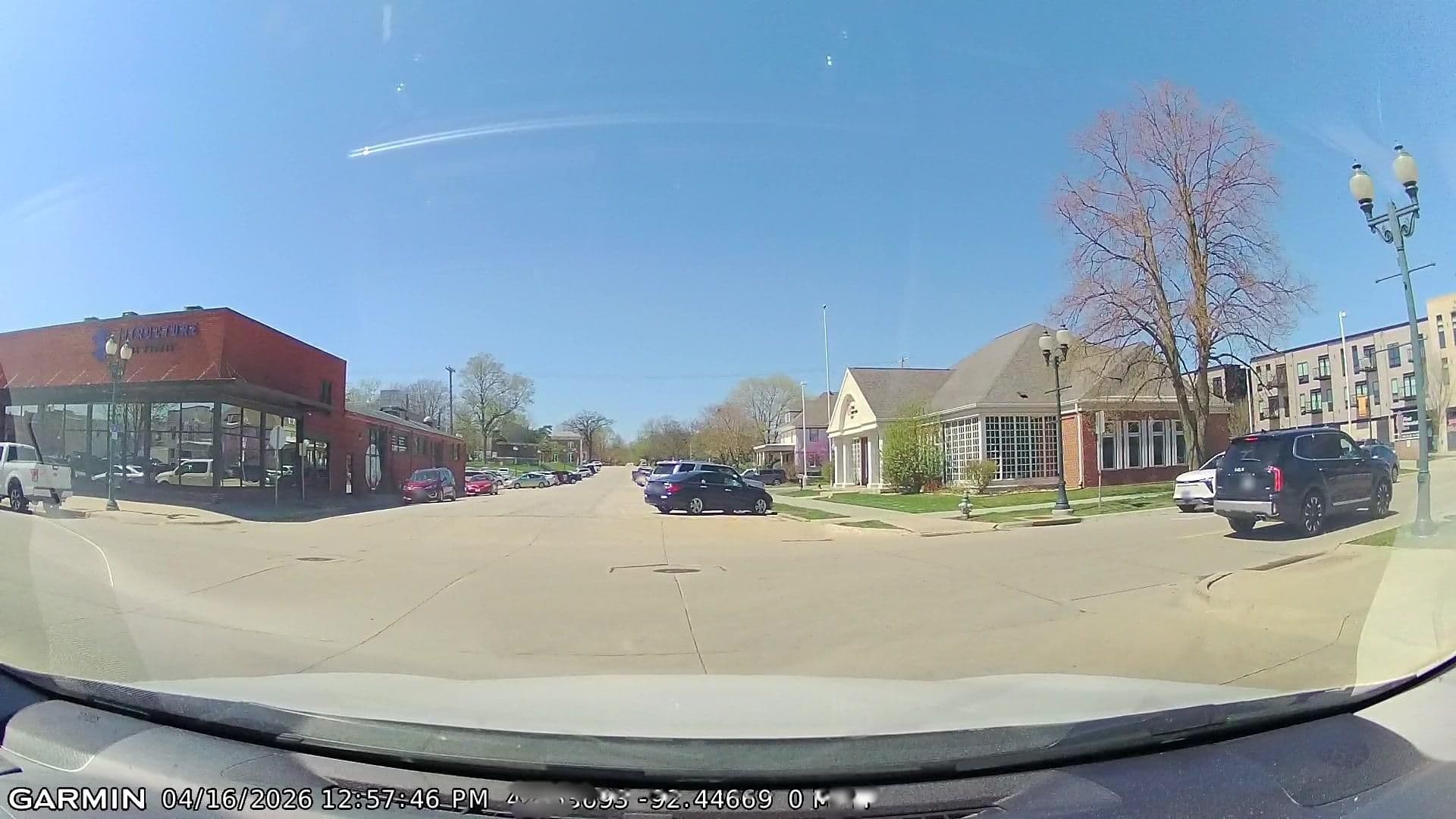 Street view near Lindell Motor Lodge, Cedar Falls — © FeetAndInches (CC BY-SA · Mapillary)