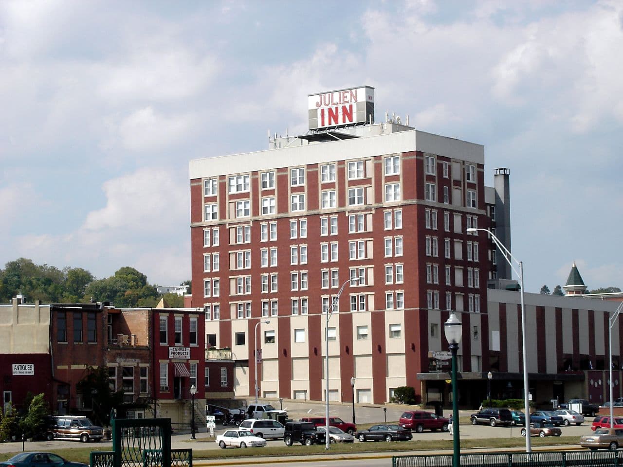 Hotel Julien Dubuque (via Wikimedia Commons, CC BY 2.0)
