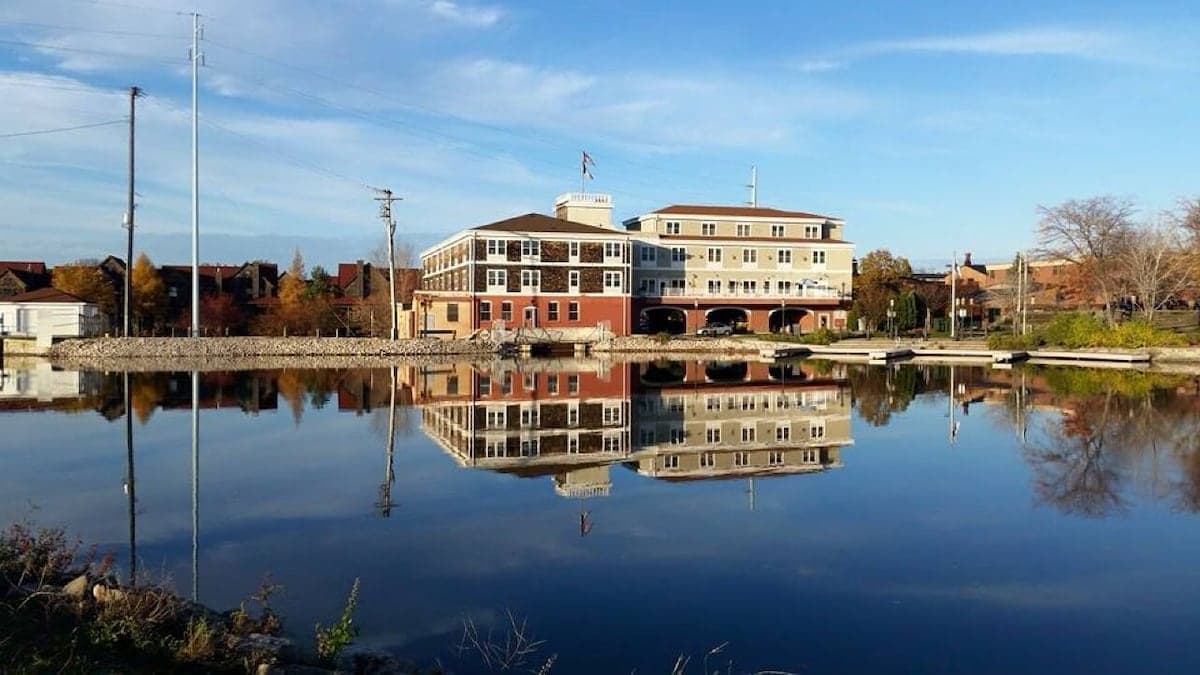 Nuk's Executive Suites, Hotel in De Pere