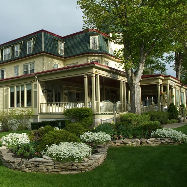 Stafford's Bay View Inn (via Wikimedia Commons, Public domain)