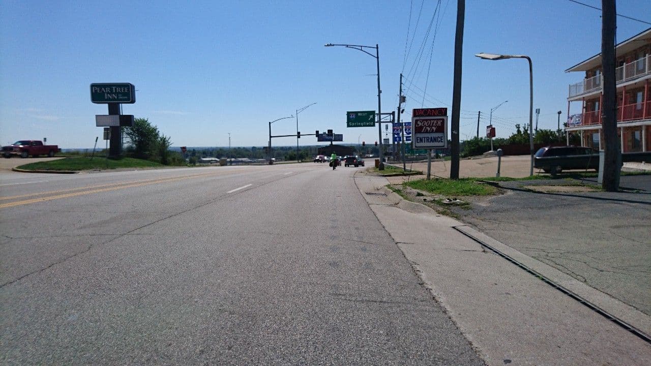 Street view near Motel 6, Rolla — © voschix (CC BY-SA · Mapillary)