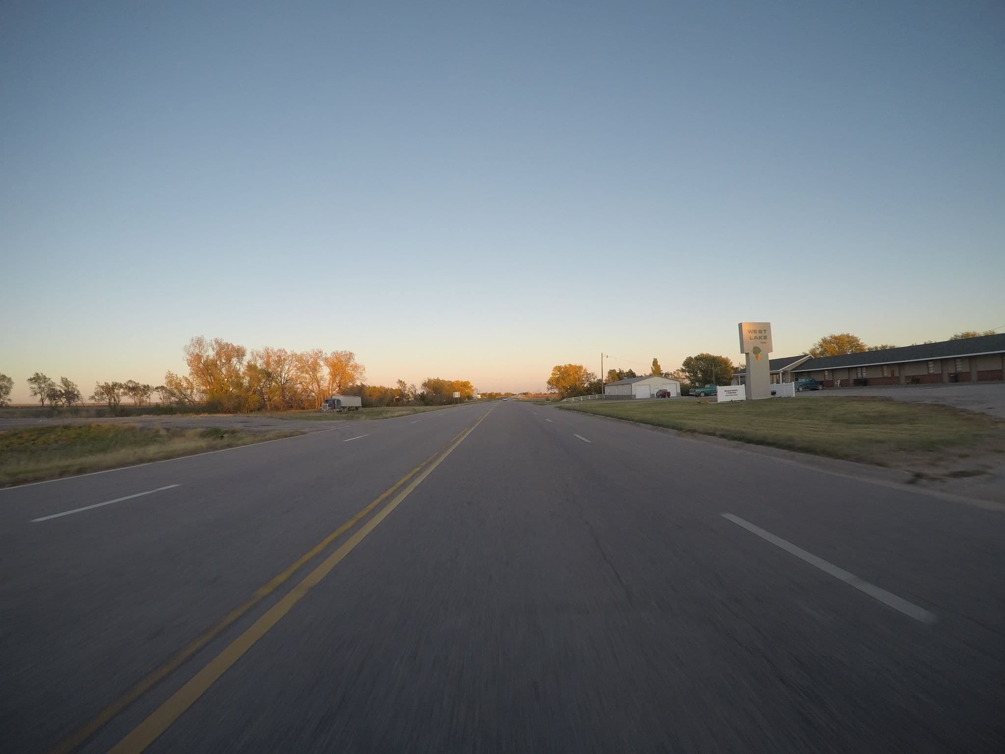 Street view near West Lake Inn, Osborne — © toebee (CC BY-SA · Mapillary)
