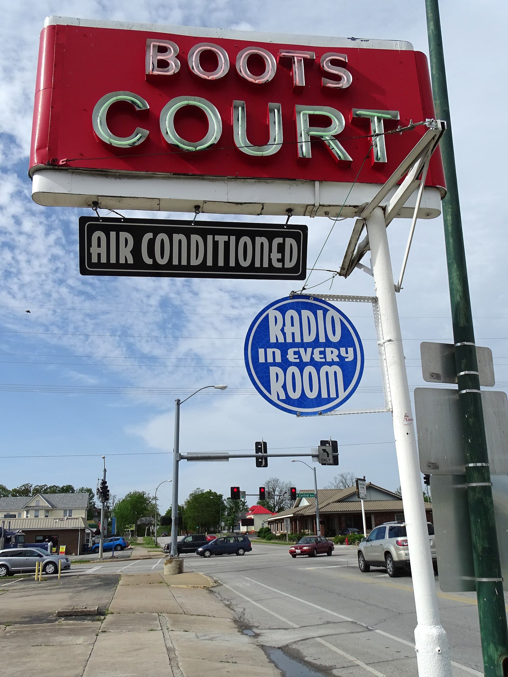 Boots Court (via Wikimedia Commons, CC BY-SA 2.0)