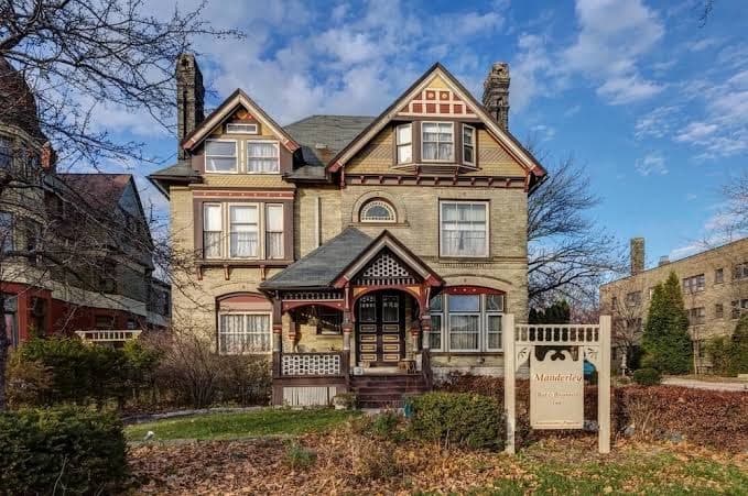 Manderley Bed & Breakfast, Guesthouse in West Milwaukee