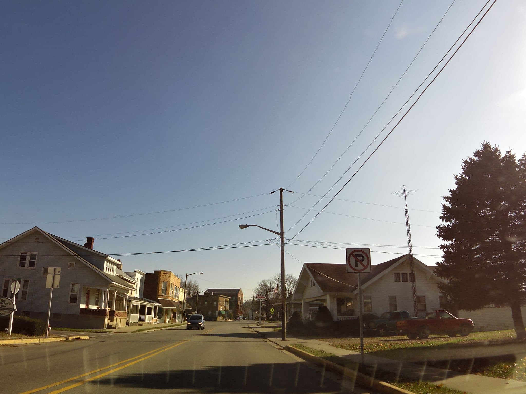 Street view near The Doctor’s Inn, Lake Lakengren — © allen (CC BY-SA · Mapillary)