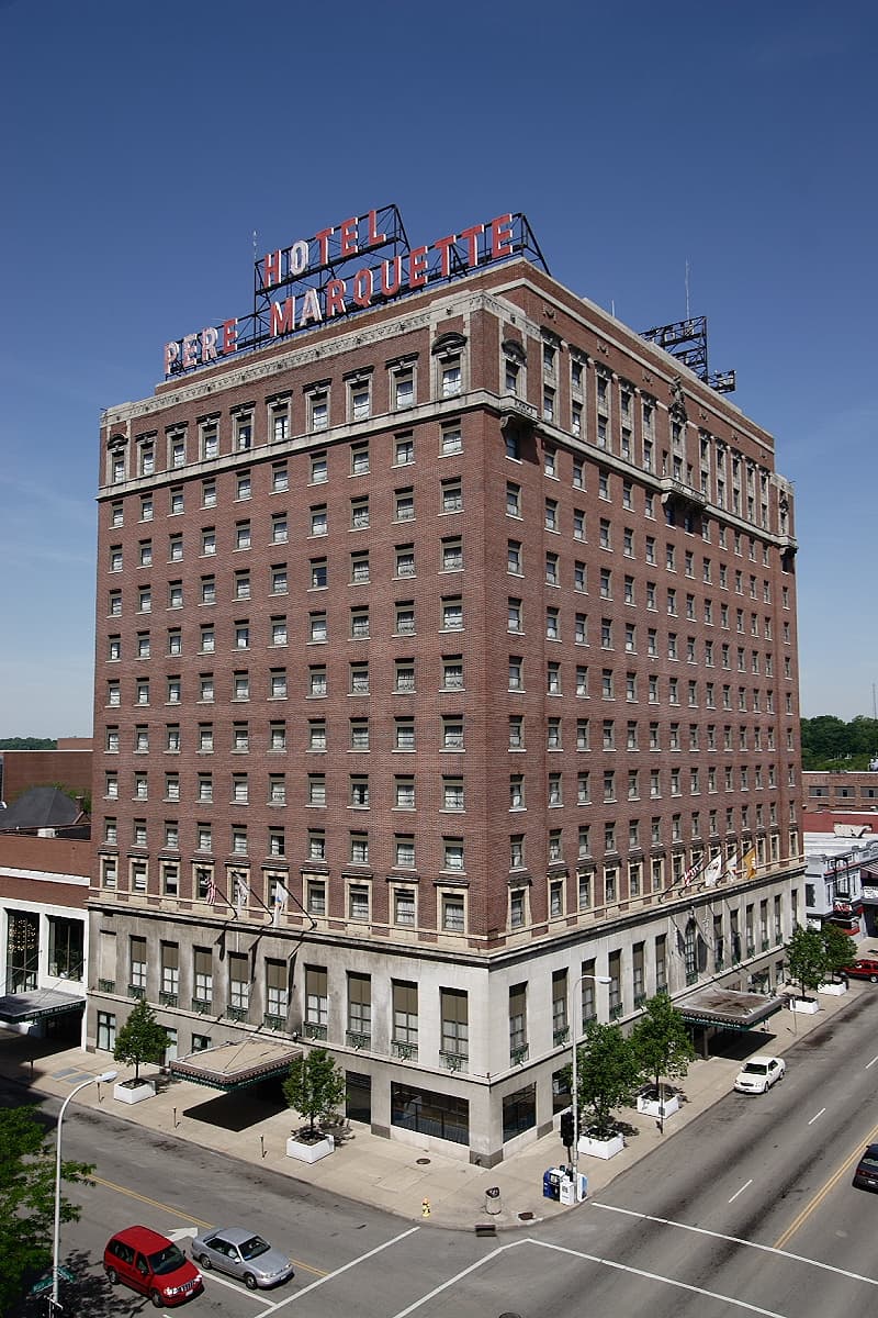 Peoria Marriott Pere Marquette Hotel (via Wikimedia Commons, CC BY-SA 2.5)