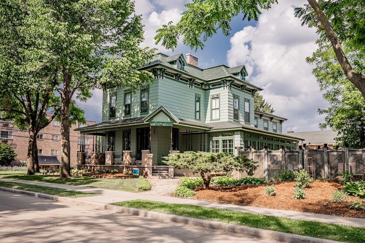 The Doe House - Boutique Lodging, Guesthouse in Oshkosh