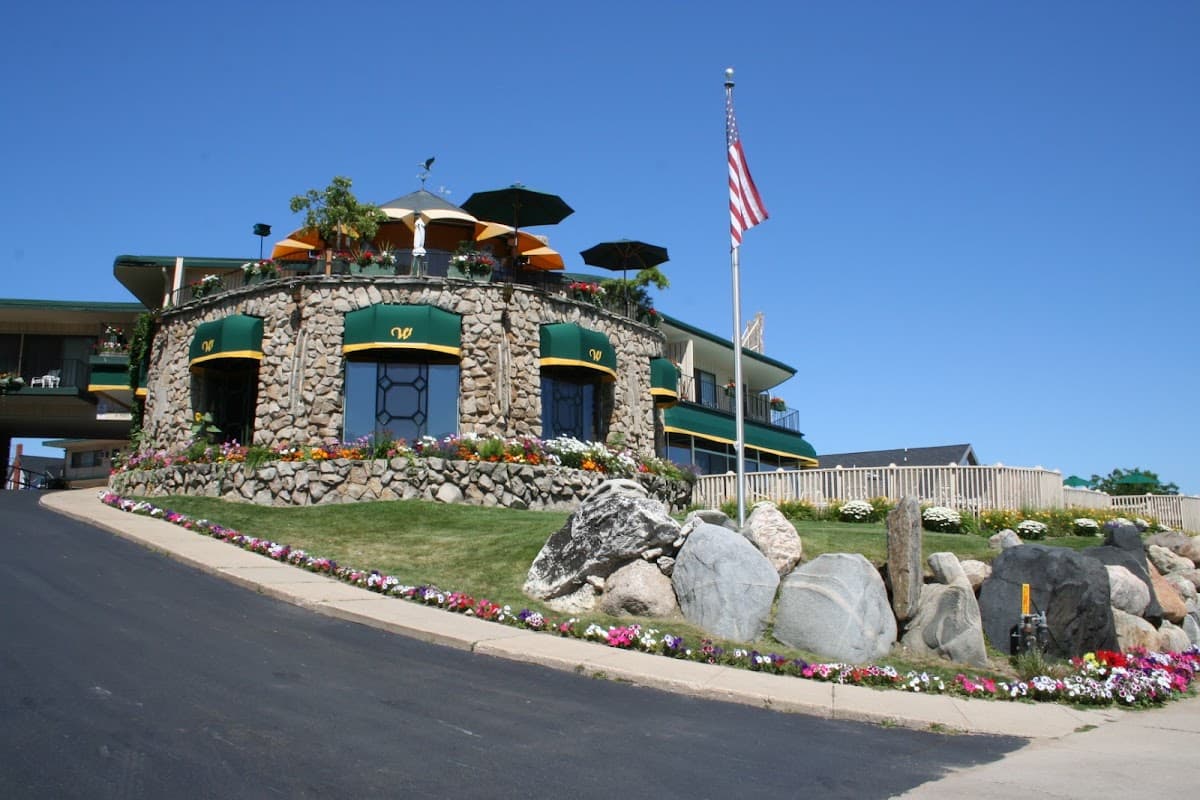 Weathervane Terrace Inn & Suites, Hotel in Charlevoix