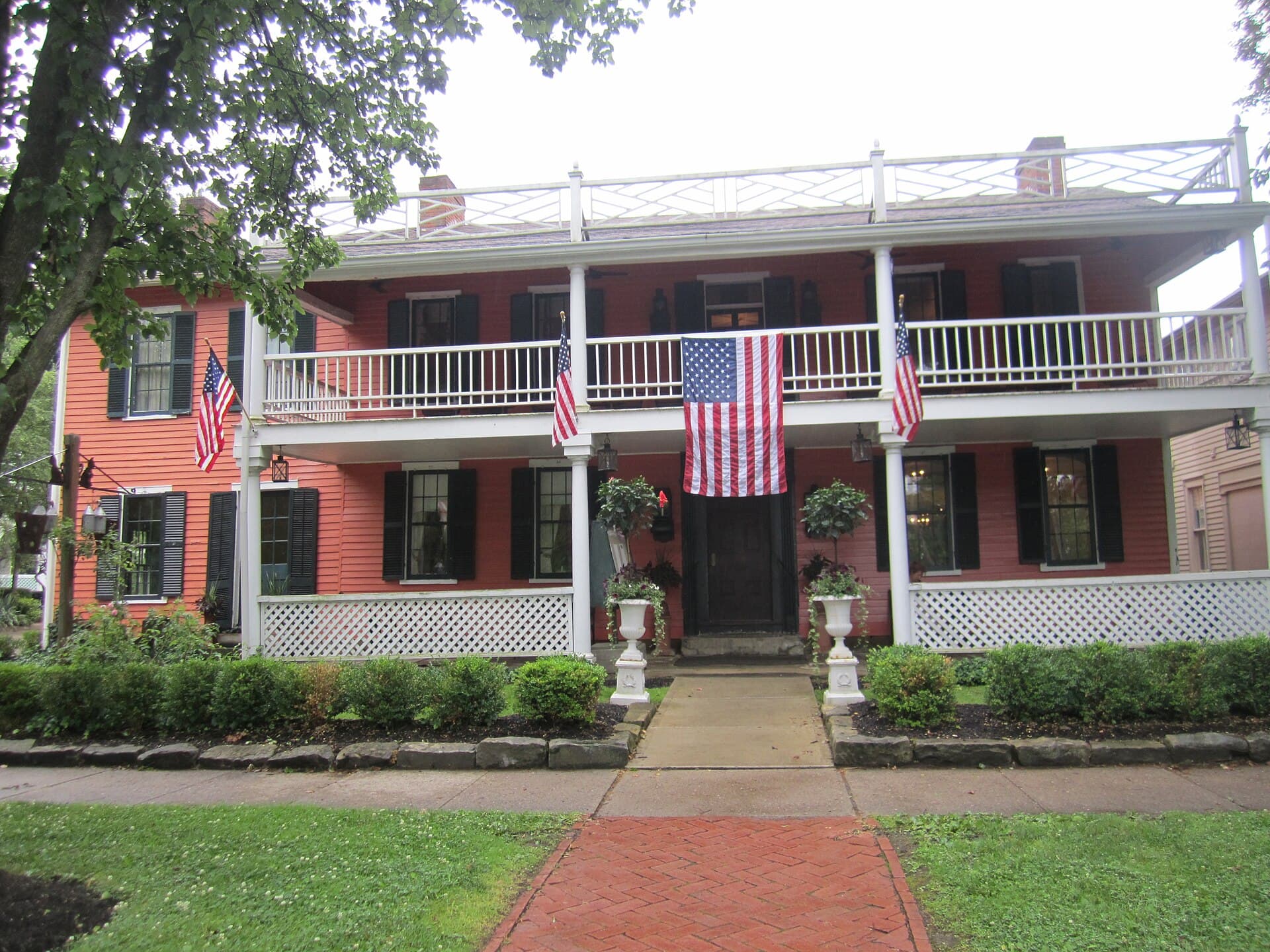 Buxton Inn (via Wikimedia Commons, CC BY 2.0)