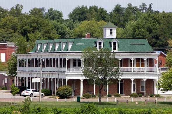 Hotel Manning (via Wikimedia Commons, CC BY-SA 3.0)