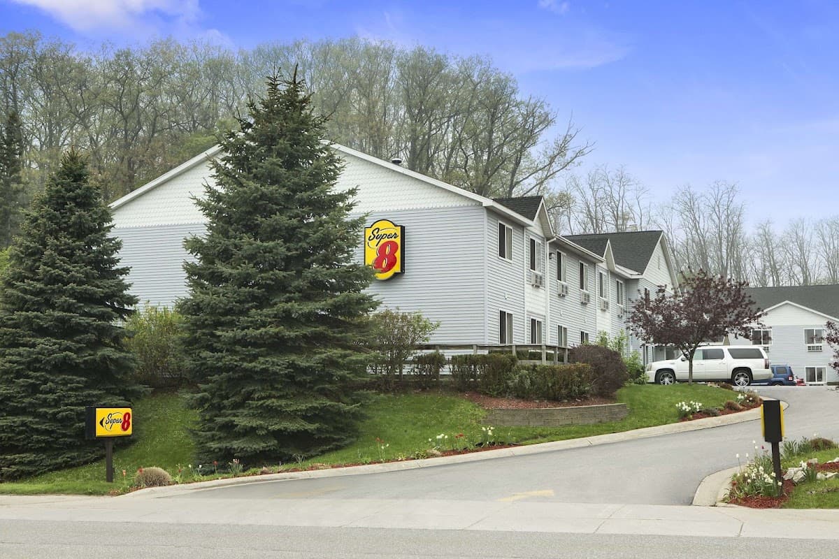 Super 8 by Wyndham Manistee, Motel in Manistee
