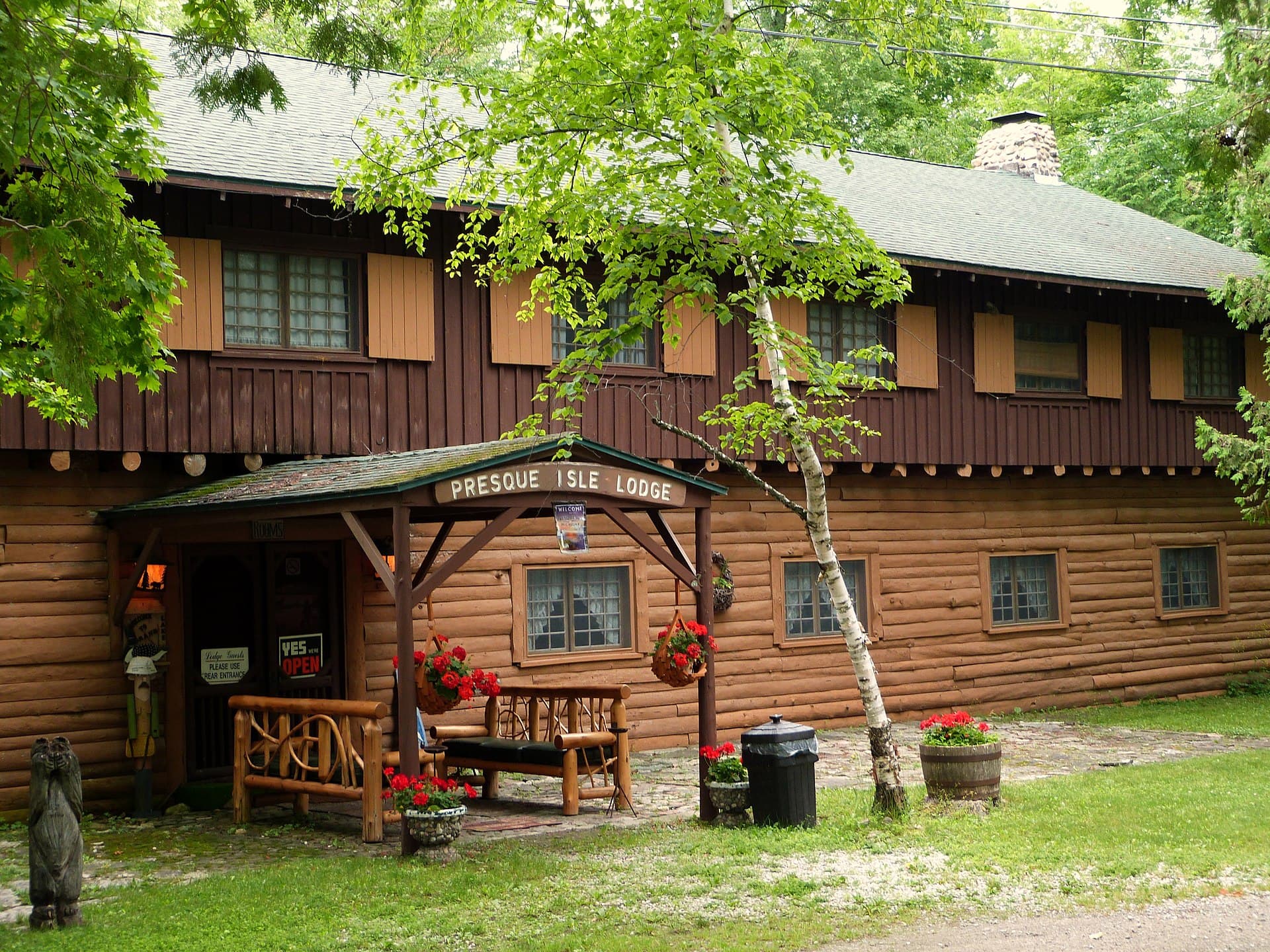 Presque Isle Lodge (via Wikimedia Commons, CC BY-SA 3.0)