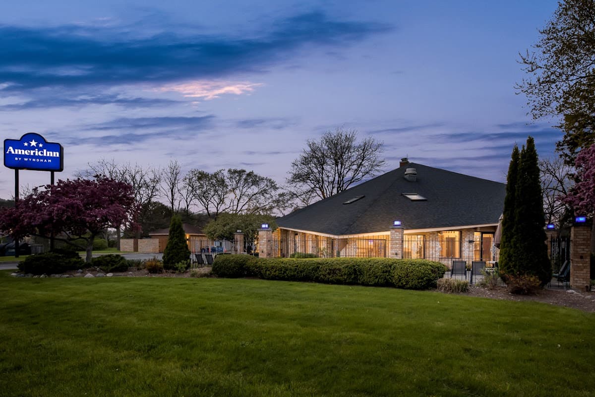 AmericInn by Wyndham Delafield, Hotel in Delafield