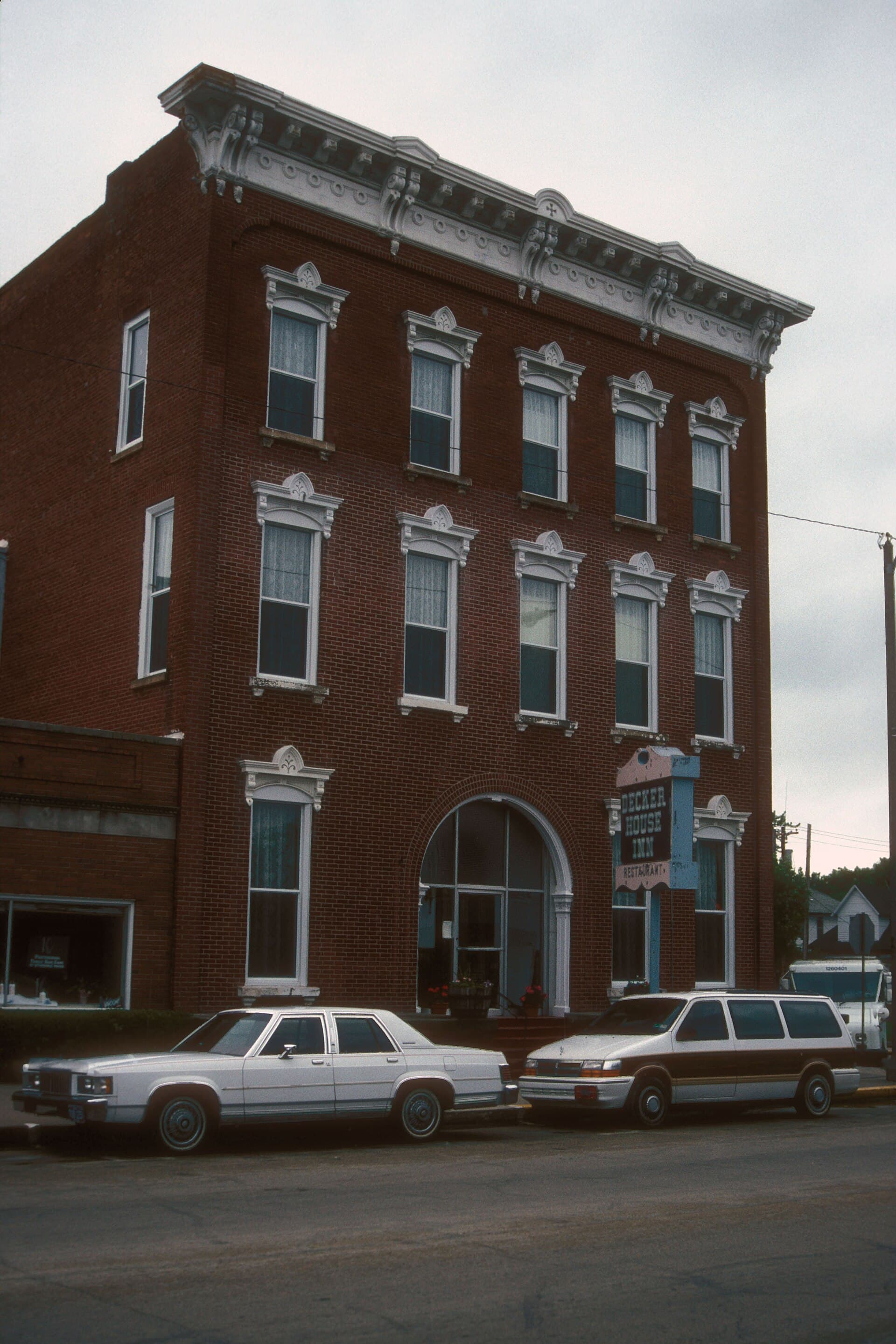 Decker Hotel (via Wikimedia Commons, CC BY-SA 3.0)