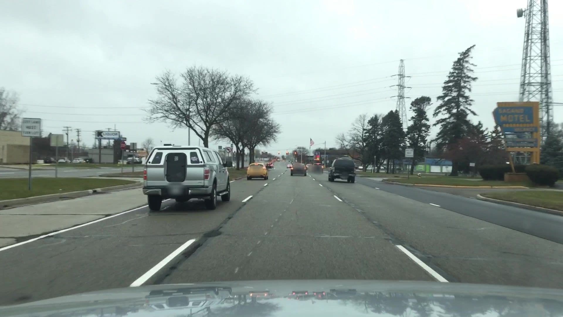 Street view near Sagano Motel, Pontiac — © lvl5 (CC BY-SA · Mapillary)