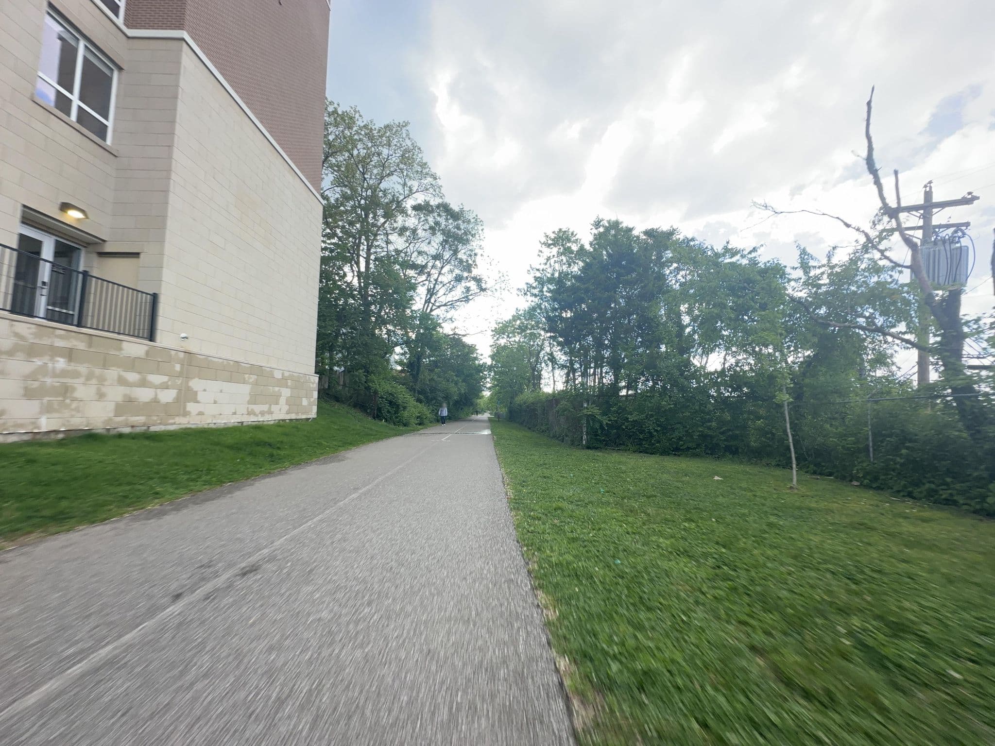 Street view near Hampton Inn, Walnut Hills — © JonD (CC BY-SA · Mapillary)