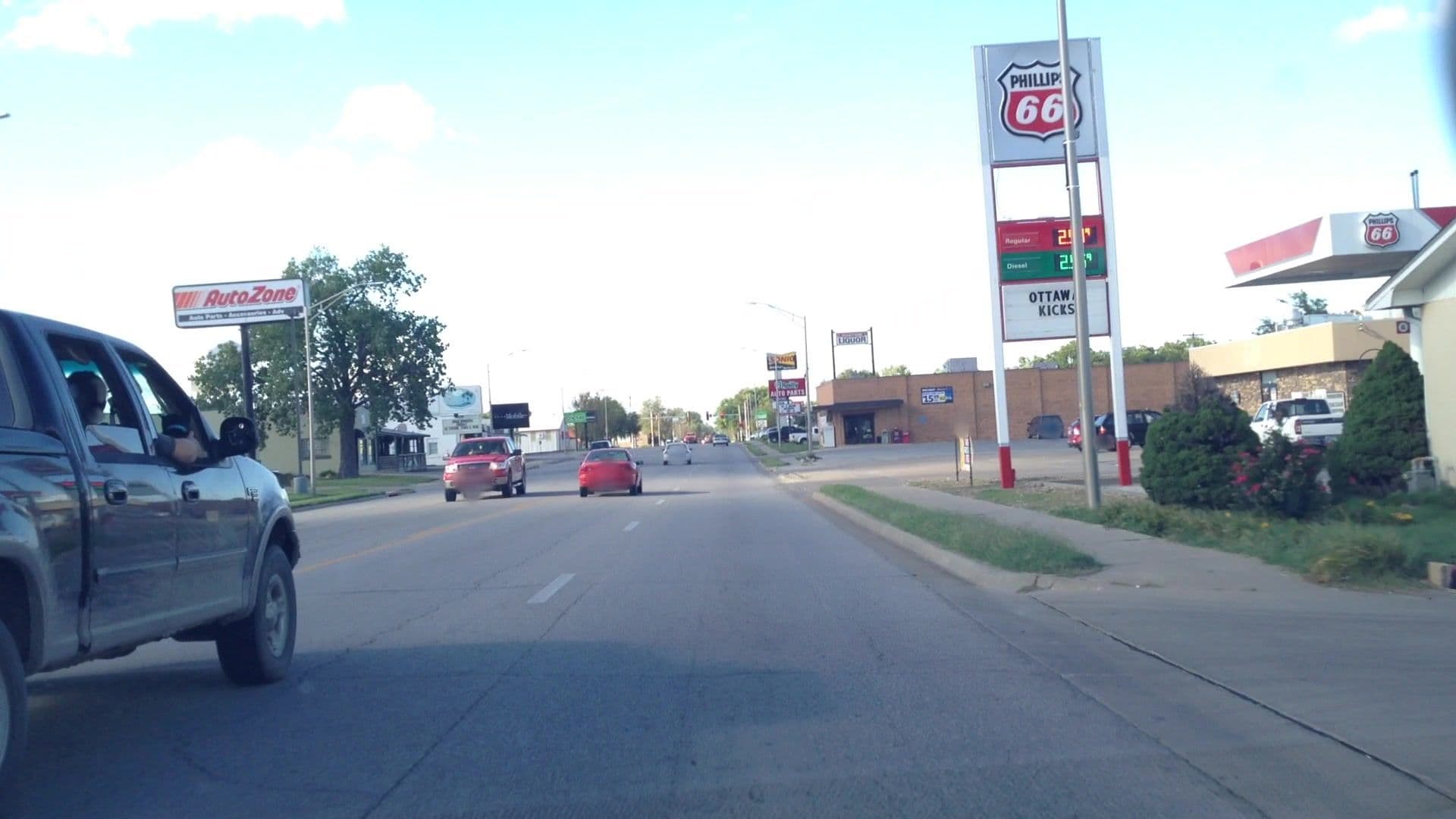 Street view near Knights Inn, Baldwin City — © lvl5 (CC BY-SA · Mapillary)
