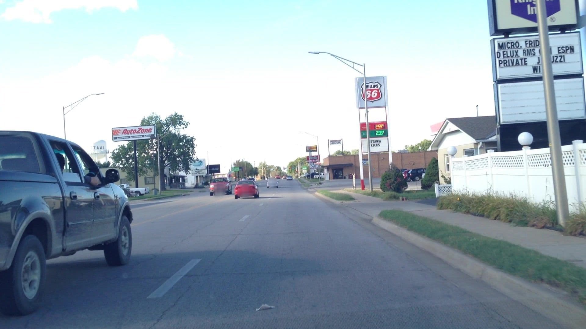 Street view near Knights Inn, Baldwin City — © lvl5 (CC BY-SA · Mapillary)