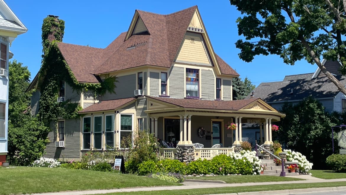 Secrets On Main Bed & Breakfast, Guesthouse in Cheboygan