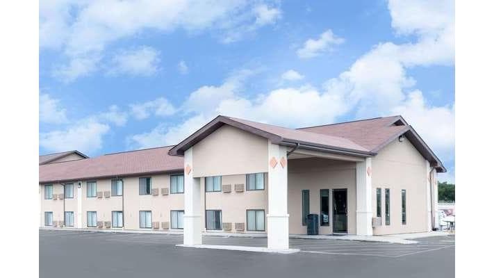 Super 8 by Wyndham Huron, Motel in Huron