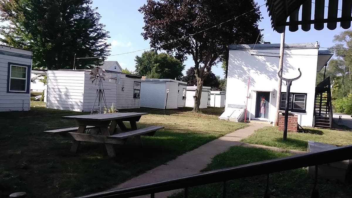 Modernistic Motel, Hotel in East Moline