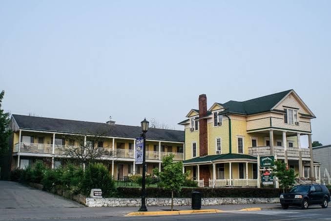 Colonial House Inn, Hotel in Saint Ignace