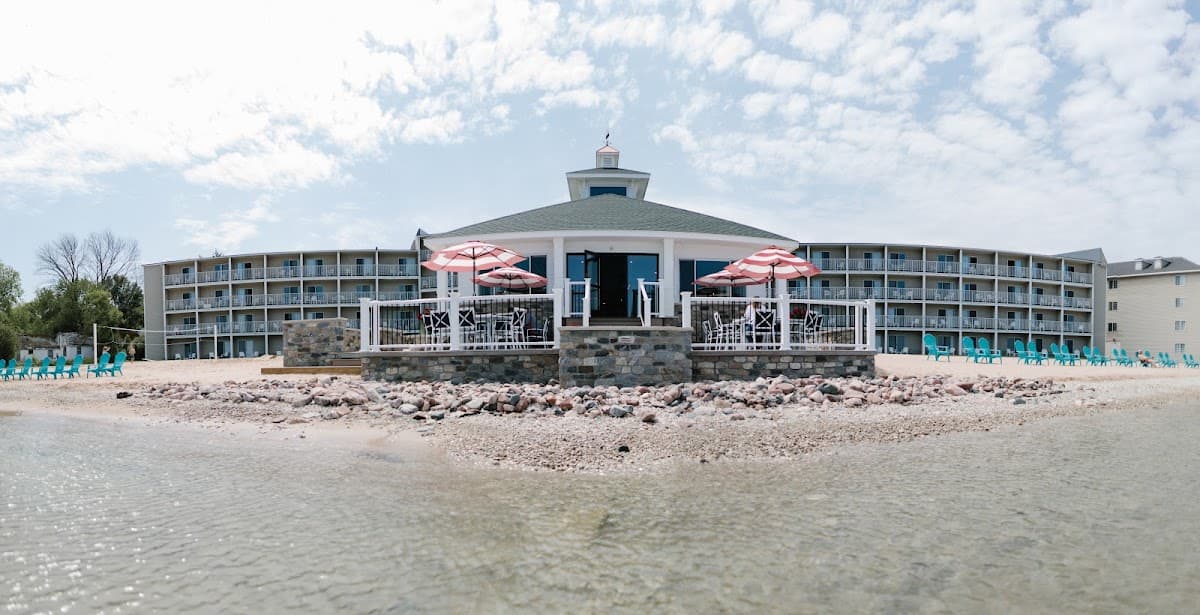 The Breakers Resort & Beach Bar, Hotel in Saint Ignace