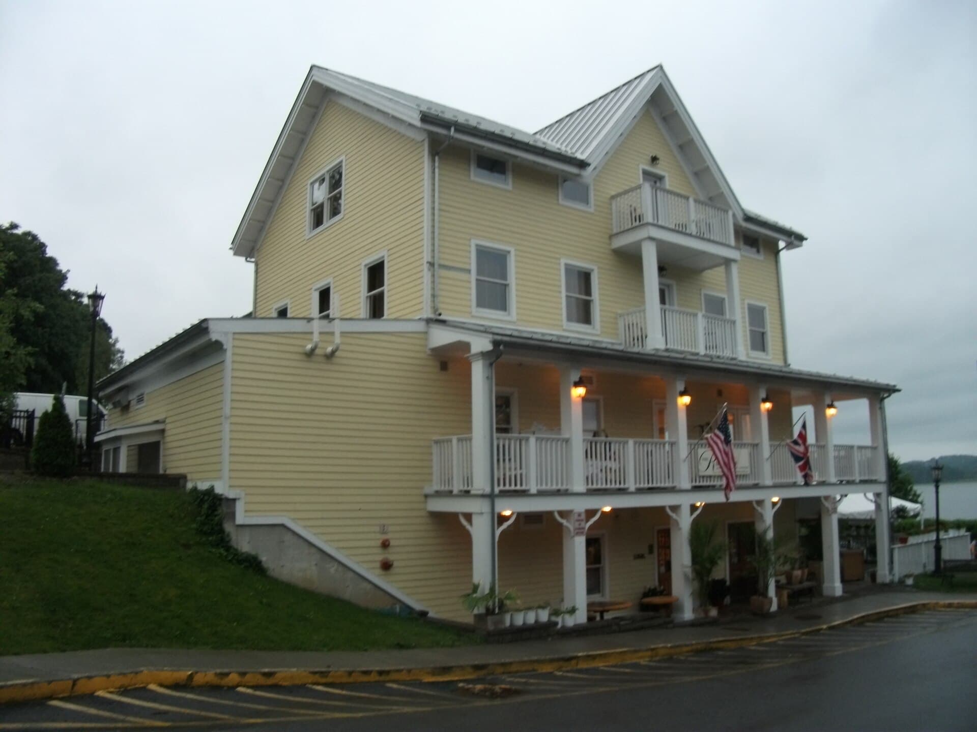 The Rhinecliff (via Wikimedia Commons, CC BY-SA 2.0)