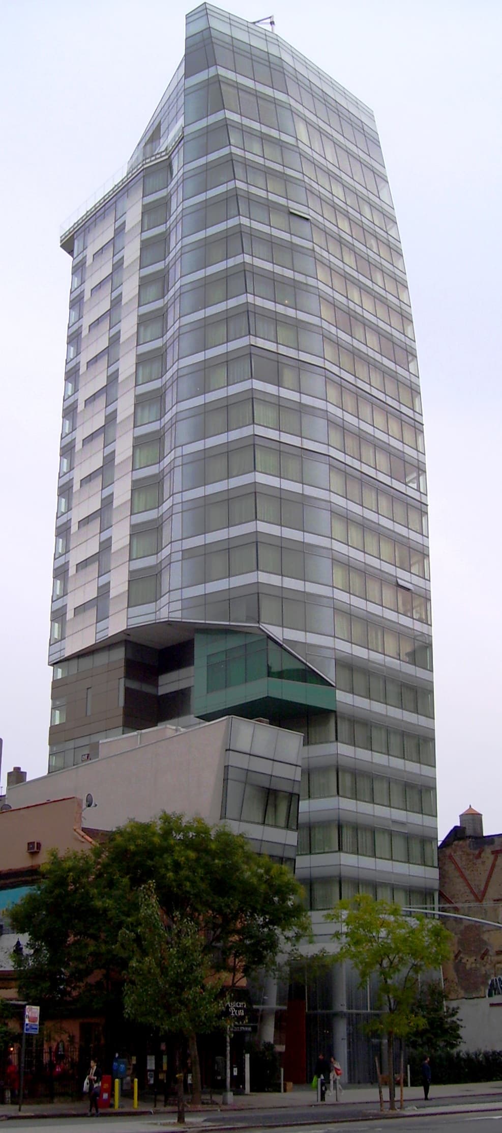 The Standard, East Village (via Wikimedia Commons, CC BY-SA 4.0)