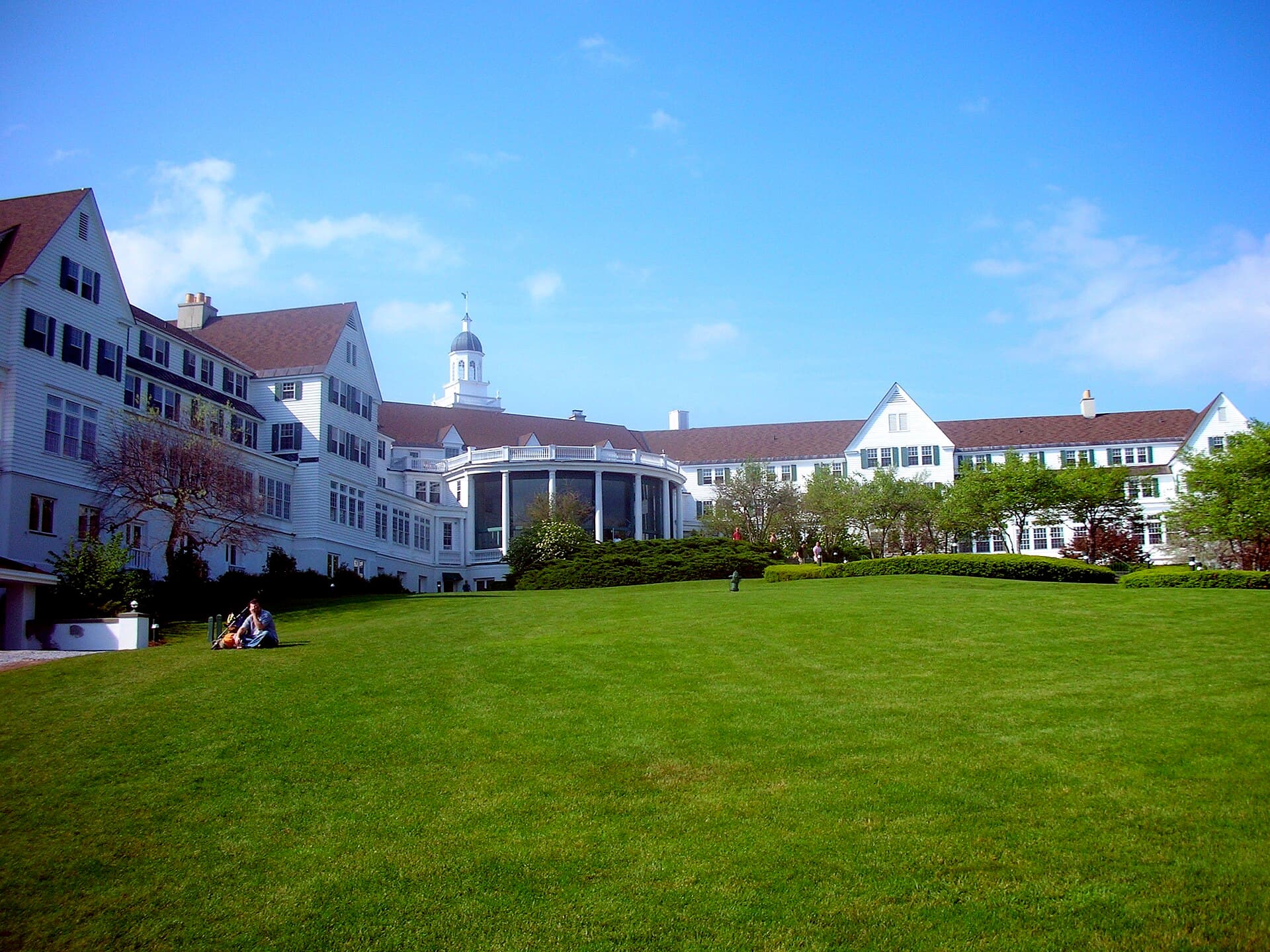 Sagamore Hotel and Resort (via Wikimedia Commons, CC BY-SA 3.0)