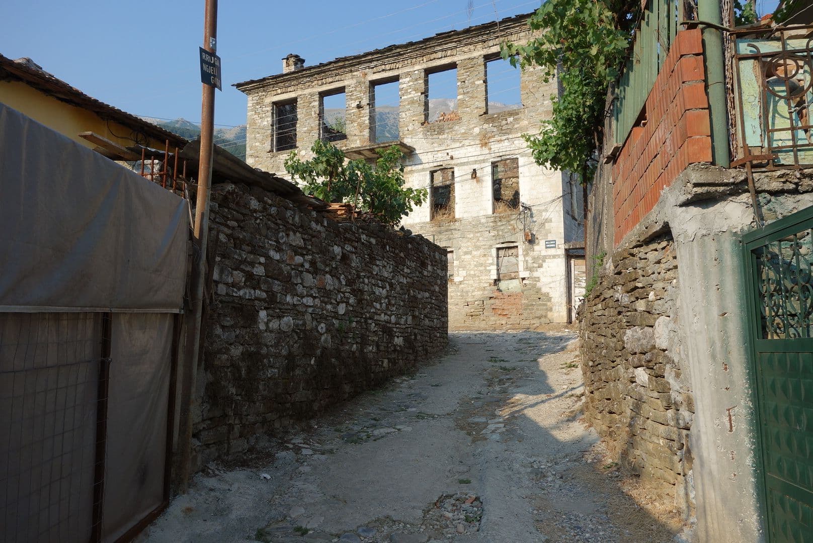 Street view near Permet Garden, Përmet — © malenki (CC BY-SA · Mapillary)